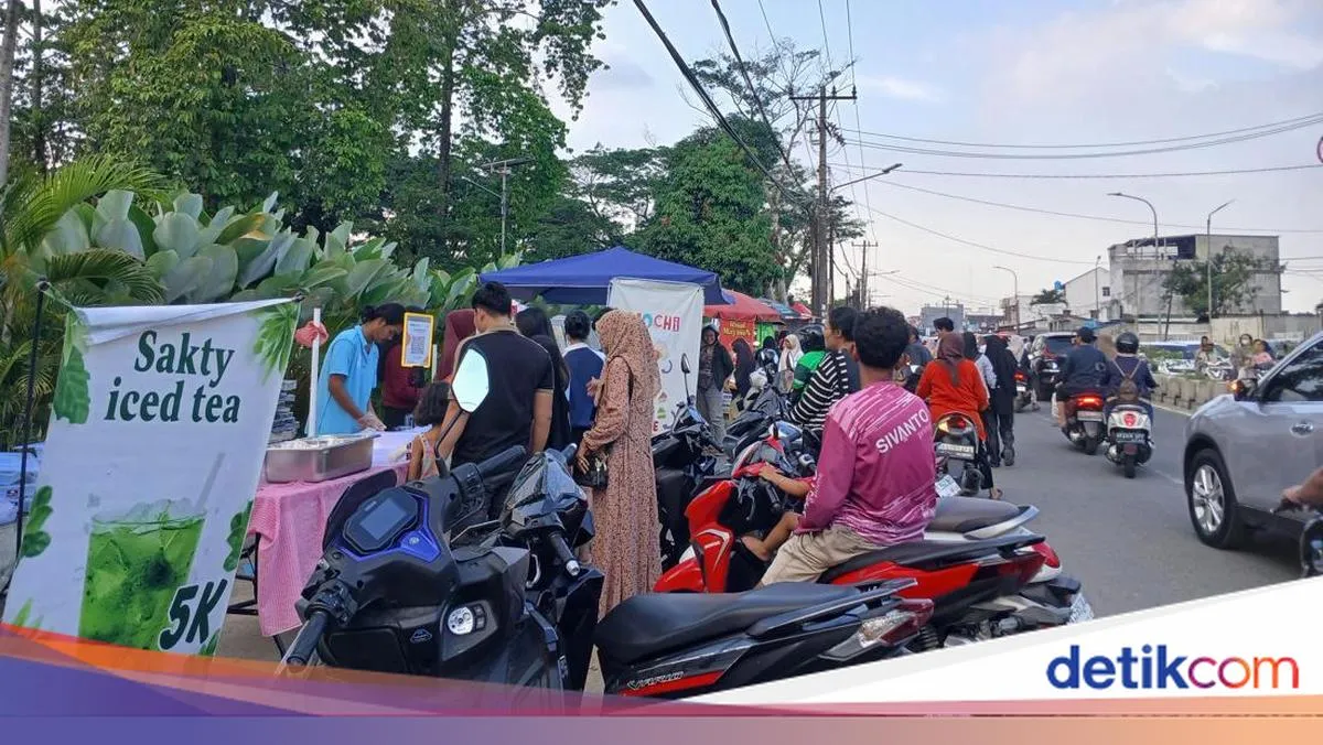 Warga Medan Antusias Berburu Takjil Murah di Taman Cadika