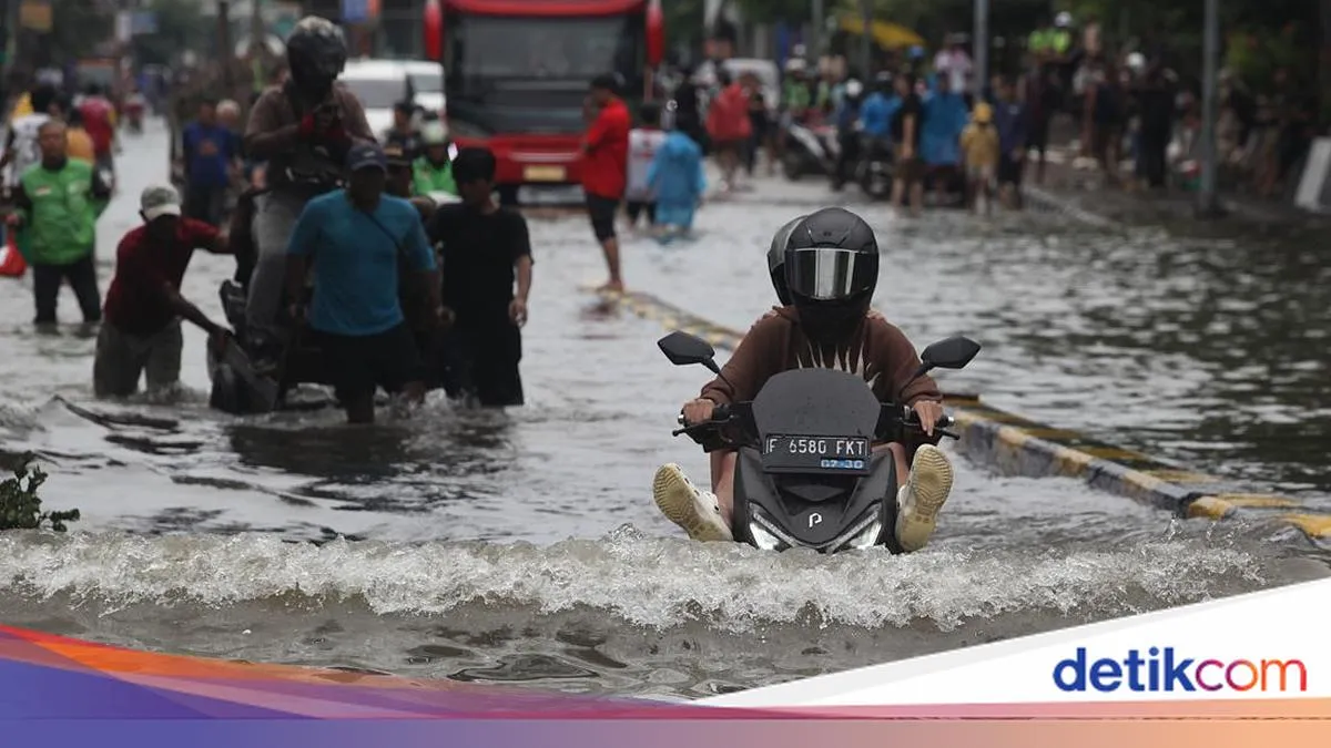 Banjir Jakarta: 45 RT dan 21 Ruas Jalan Masih Tergenang