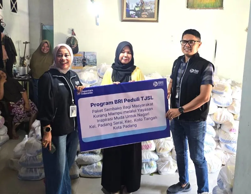 BRI Padang Salurkan Paket Sembako untuk Masyarakat Prasejahtera
