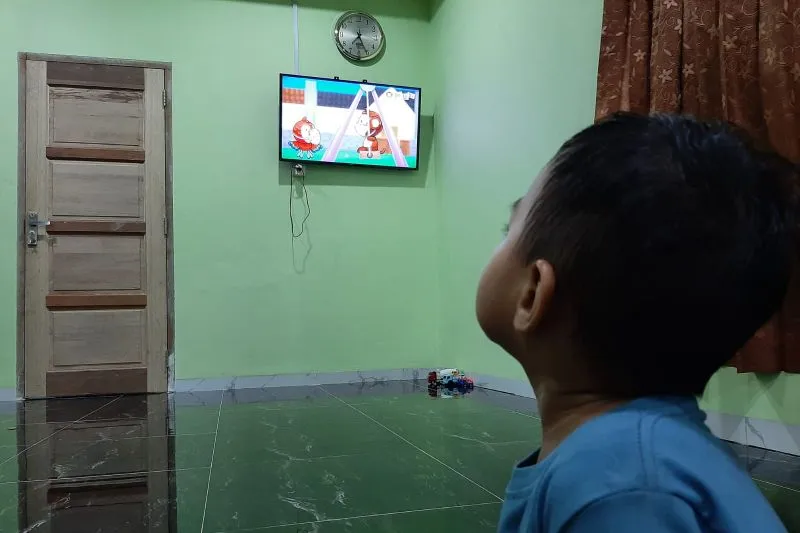 Pengaruh Tayangan Televisi terhadap Perkembangan Anak: Positif dan Negatif