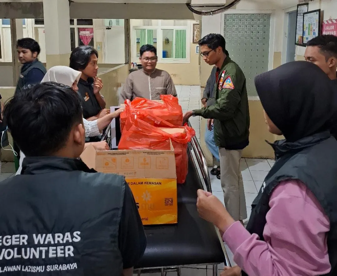 Relawan Lazismu Surabaya Bagikan 100 Porsi Makan Sahur untuk Keluarga Pasien di RS PKU Muhammadiyah