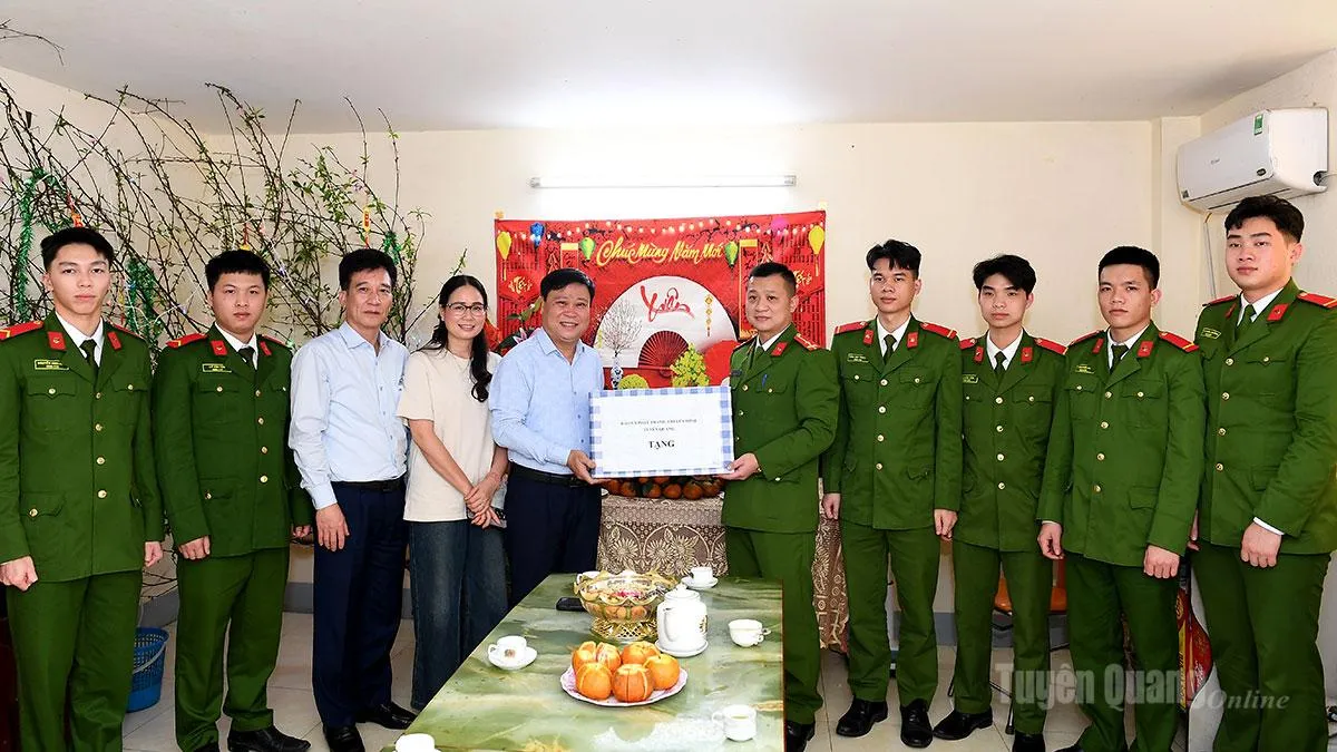 Pimpinan Tuyen Quang Beri Penghargaan kepada Petugas Keamanan