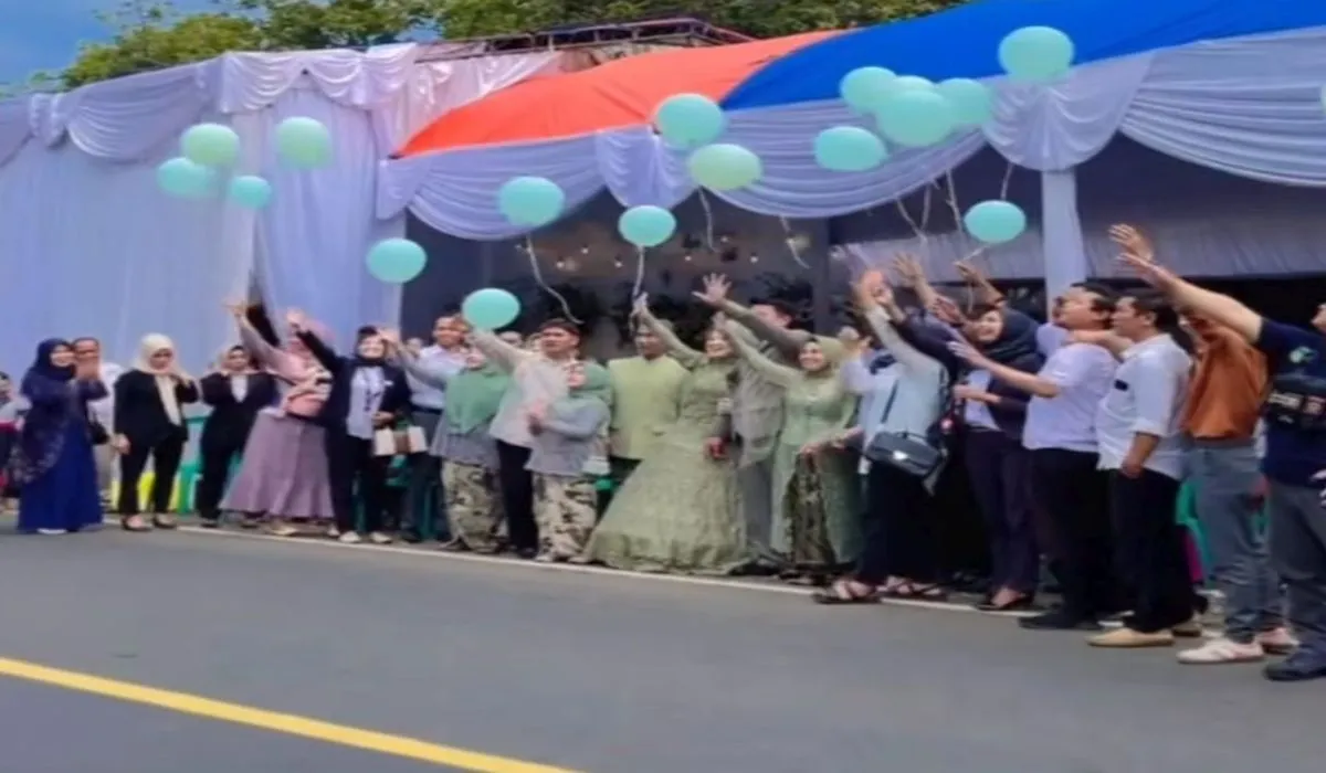 Viral, Pernikahan Tutup Jalan Utama untuk Lepas Balon Raih Sorotan Warganet