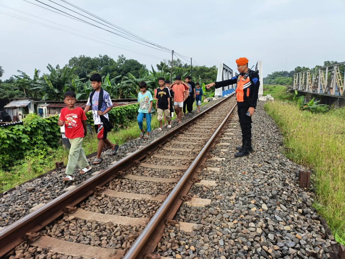 KAI Daop 4 Semarang Ingatkan Bahaya Aktivitas di Jalur Rel Kereta Api