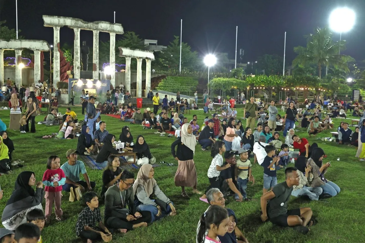 Ngabuburit Kreatif di Tugu Pahlawan: Kuliner Modern dan Edukasi Sejarah