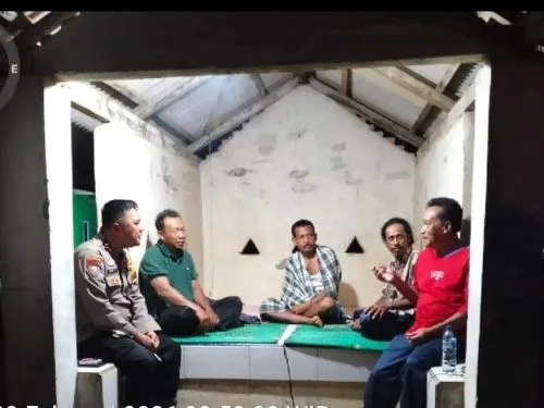 Bhabinkamtibmas Polsek Tanjung Raya Sambangi Pos Kamling untuk Amankan Ramadhan