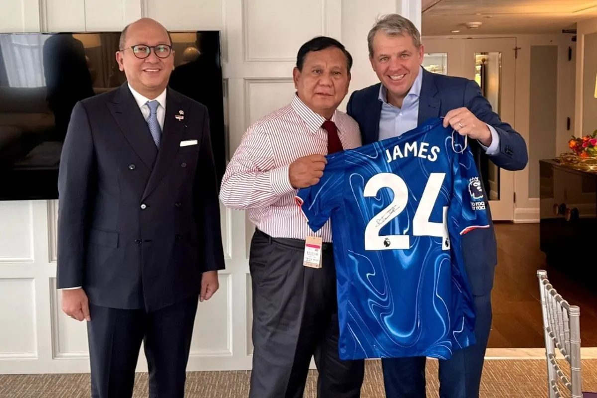 Prabowo Dapat Jersey Chelsea dari Todd Boehly di Washington DC