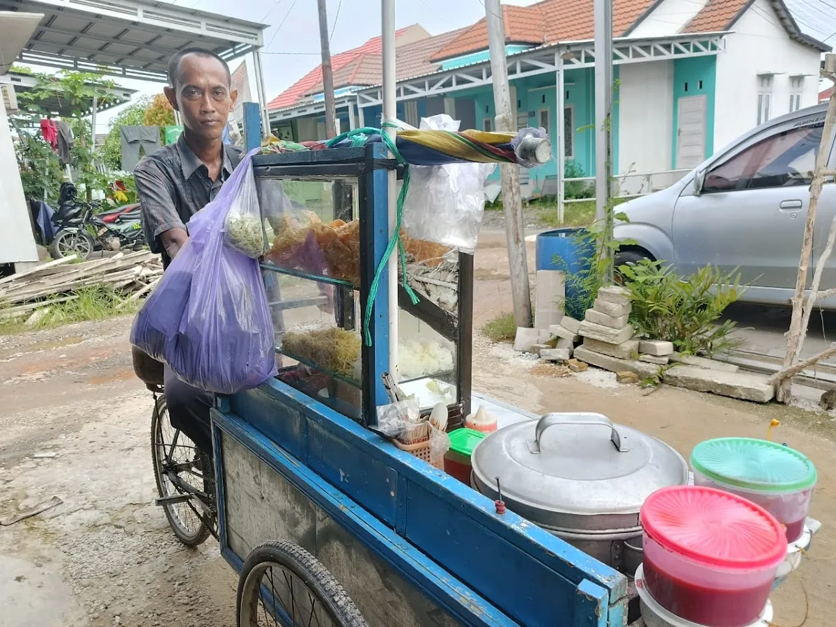 Pengacara di Banjarmasin Berjualan Bakso untuk Menambah Penghasilan