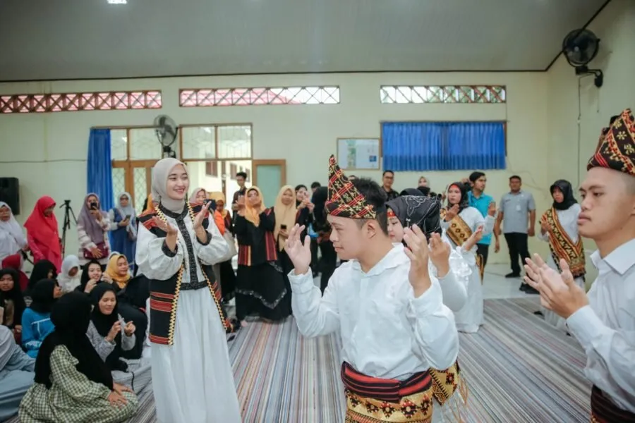 Jihan Nurlela Salurkan 130 Paket Sembako untuk Siswa Difabel