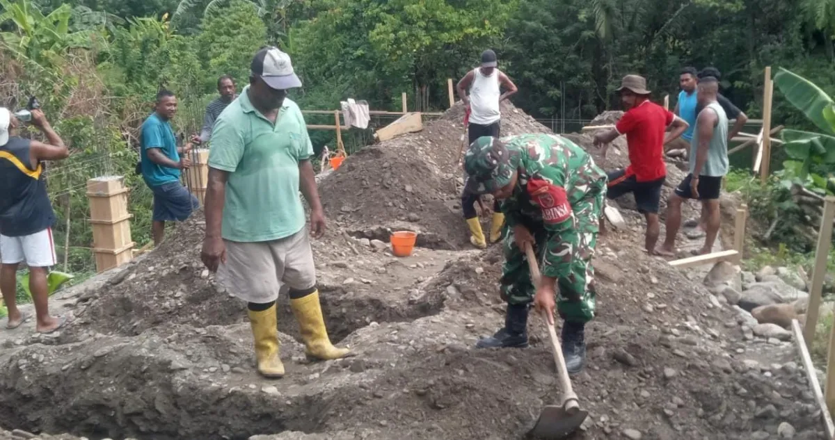 Babinsa Seriholo Bantu Warga Bangun Pondasi Rumah