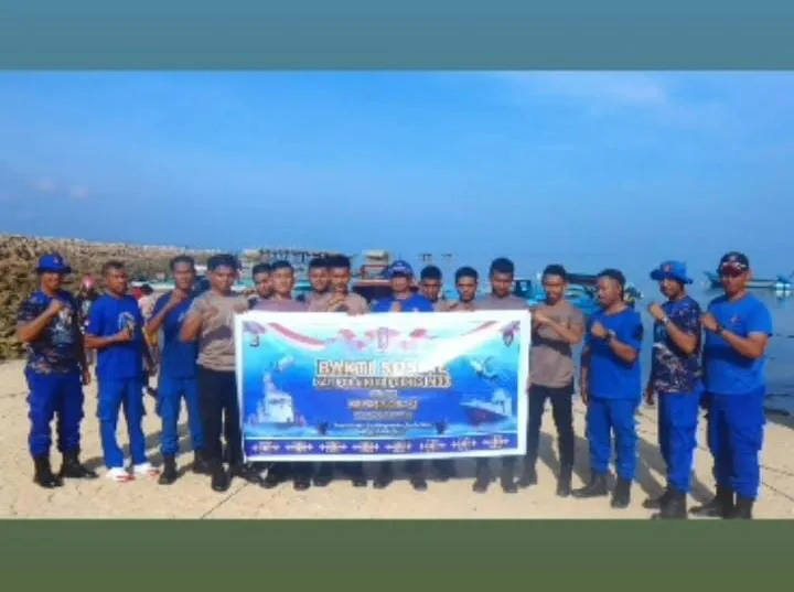 Polres MBD Gelar Bakti Sosial Pembersihan Pantai Tiakur