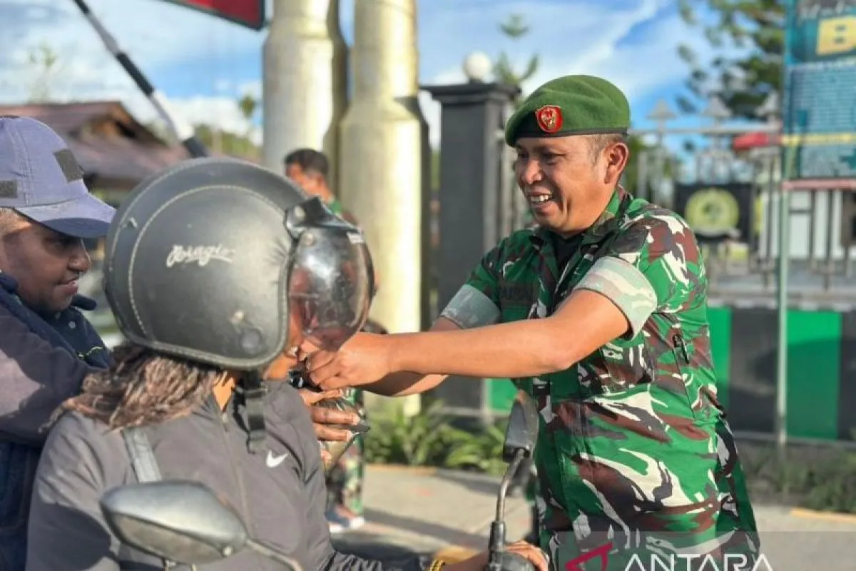 Kodim 1702/Jayawijaya Tingkatkan Toleransi Lewat Pembagian Takjil