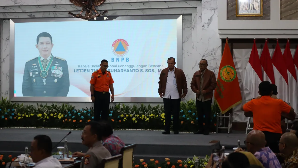 Kepala BNPB Terima Anugerah Warga Kehormatan Basarnas dalam Forum Dialog Sarasehan