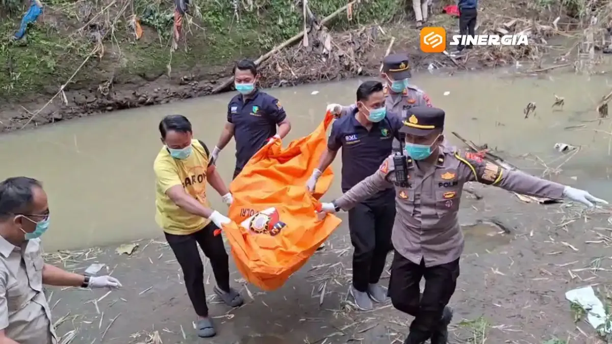 Mayat Perempuan Ditemukan Tersangkut Sampah di Sungai Ngawi
