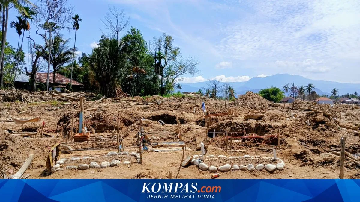 Peziarah Berjuang Temukan Makam Keluarga Pasca Banjir Bandang
