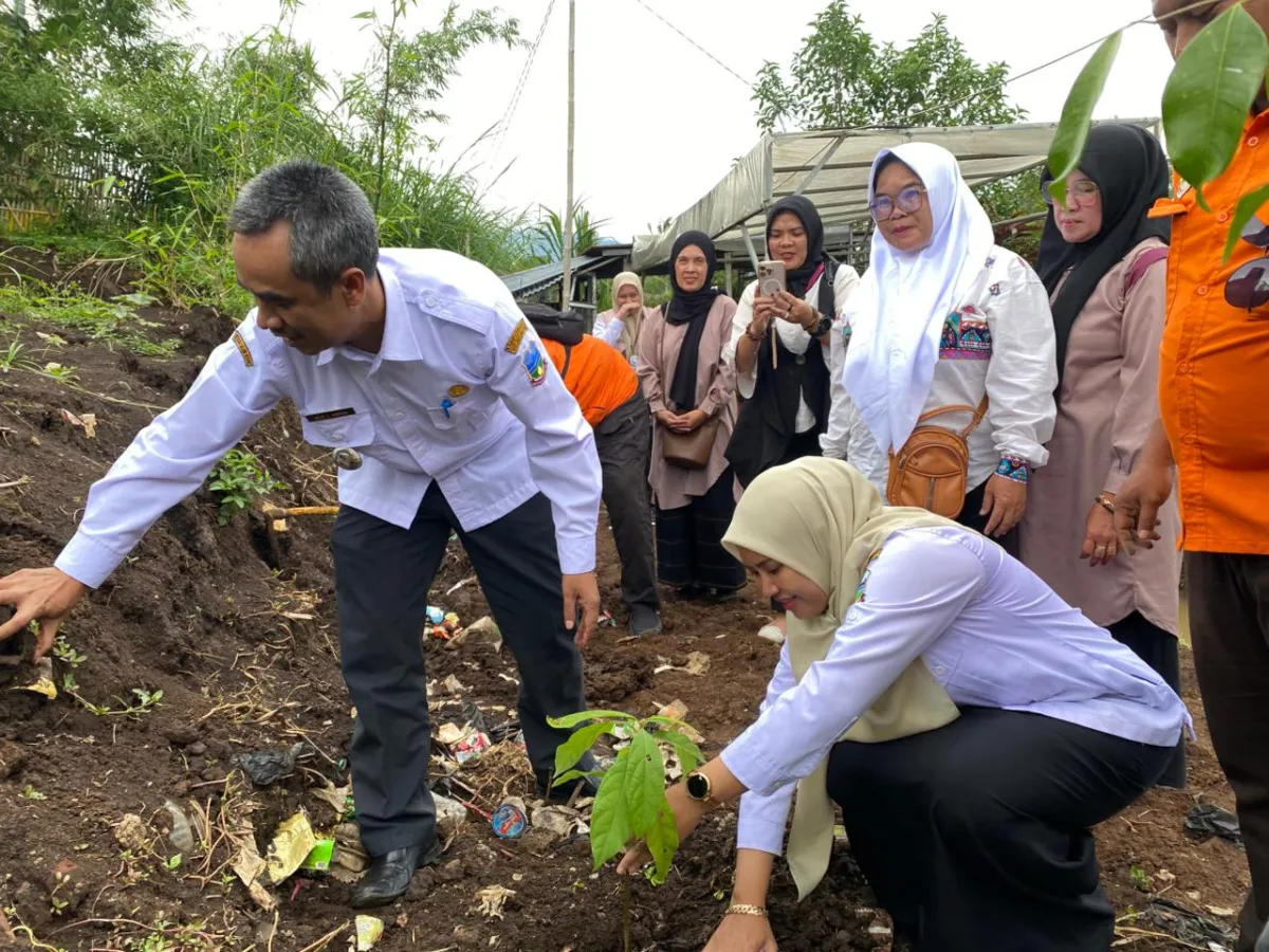 Camat Bayongbong Ajak Warga Peduli Lingkungan dalam HPSN 2026