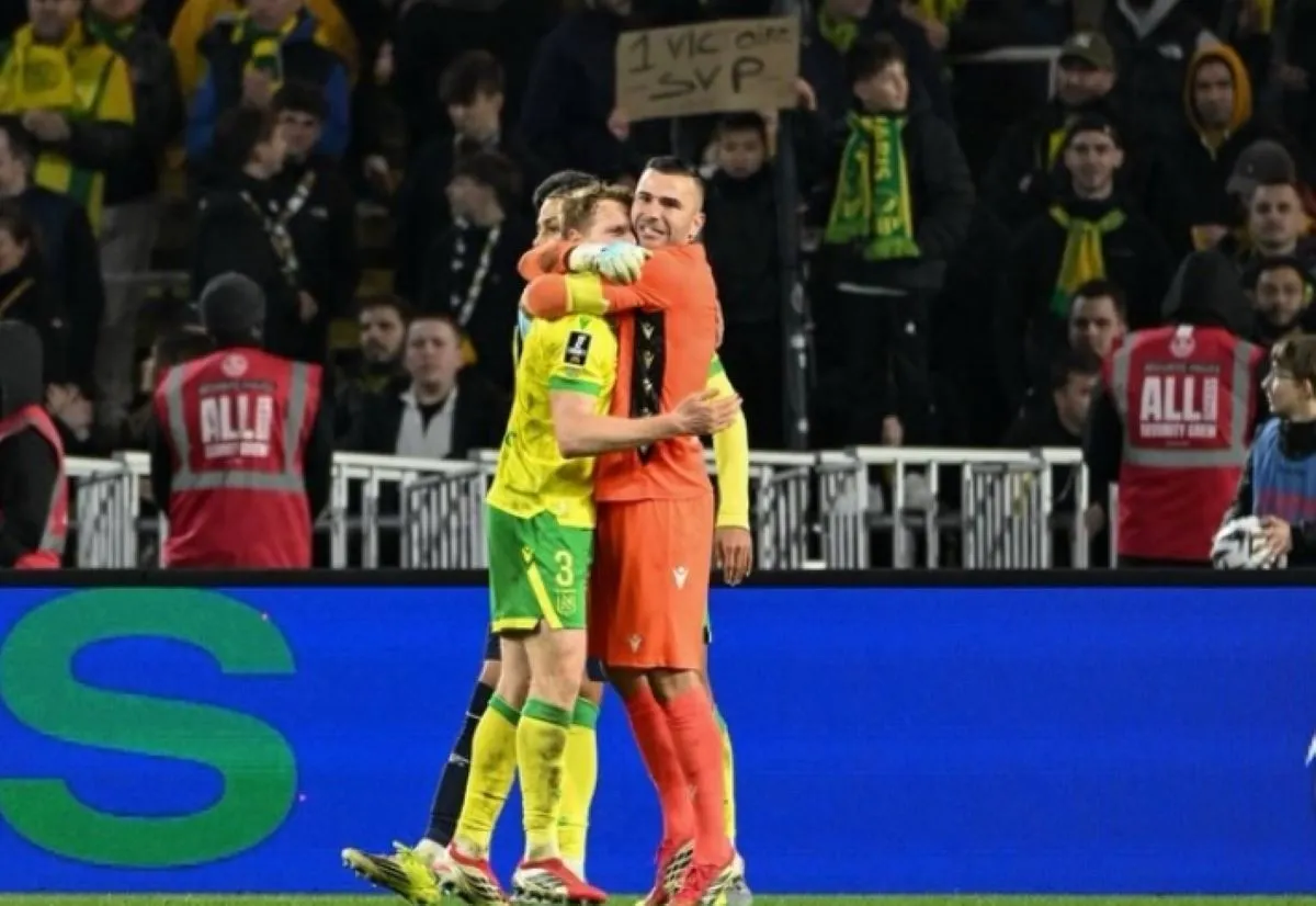 Anthony Lopes Tunjukkan Solidaritas dengan Pura-Pura Cedera untuk Rekan Setim Berbuka Puasa