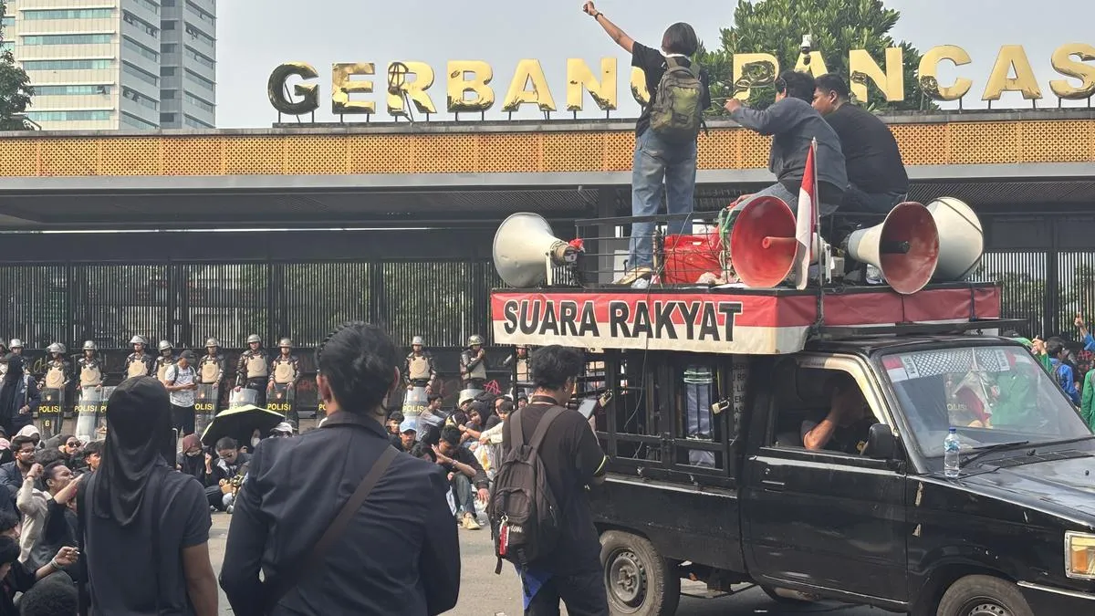 Aksi Unjuk Rasa di DPR Berlanjut dengan Ketegangan di Gerbang Pancasila