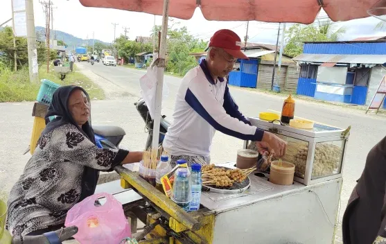 Pentol Bakar Jadi Primadona Jelang Buka Puasa di Tolitoli