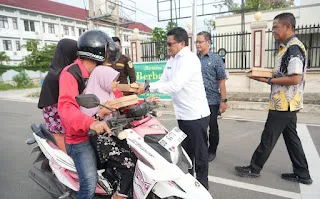 Kejati Sulbar dan IAD Bagikan Takjil untuk Masyarakat di Hari Kedua Ramadan