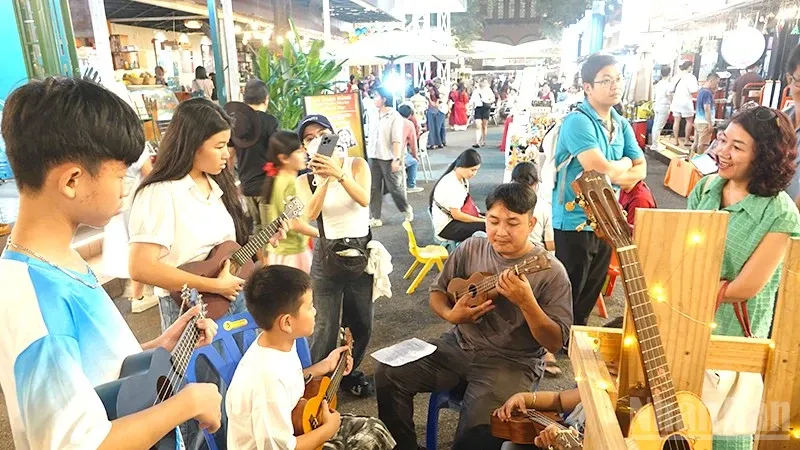 Festival Buku dan Budaya: Merayakan Kerajinan dan Membaca di Musim Semi
