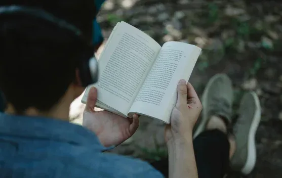 Membaca Buku: Kebutuhan Penting di Era Digital