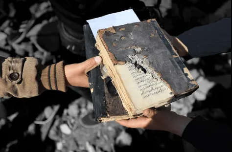 Relawan Memulihkan Manuskrip Bersejarah di Perpustakaan Masjid Agung Omari