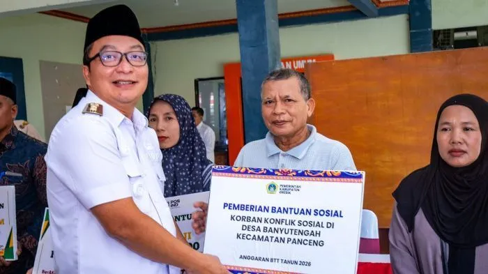 Pemkab Gresik Salurkan Bansos untuk Warga Terdampak Konflik di Banyutengah