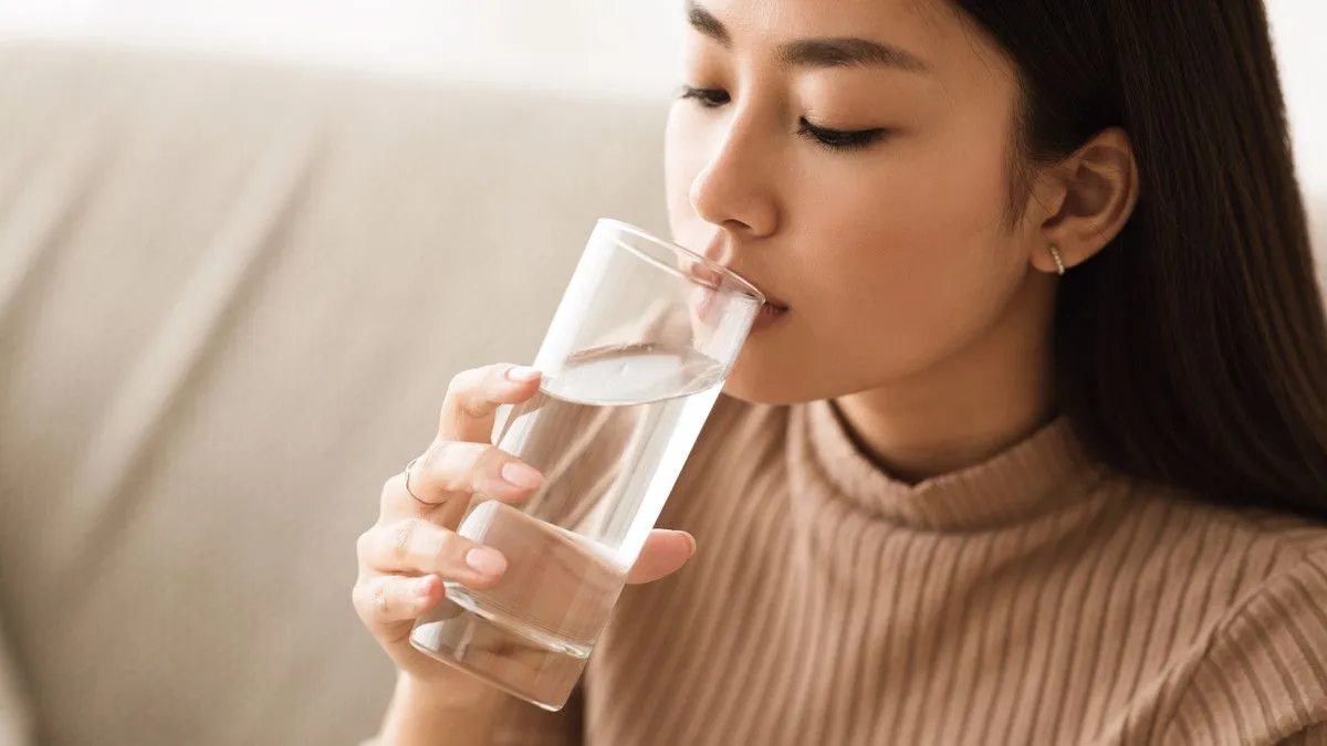 Pola 2-4-2: Waktu Ideal Minum Air Saat Puasa untuk Jaga Kesehatan