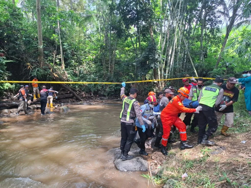 Polisi Selidiki Penemuan Mayat Perempuan Terikat di Sungai Malang