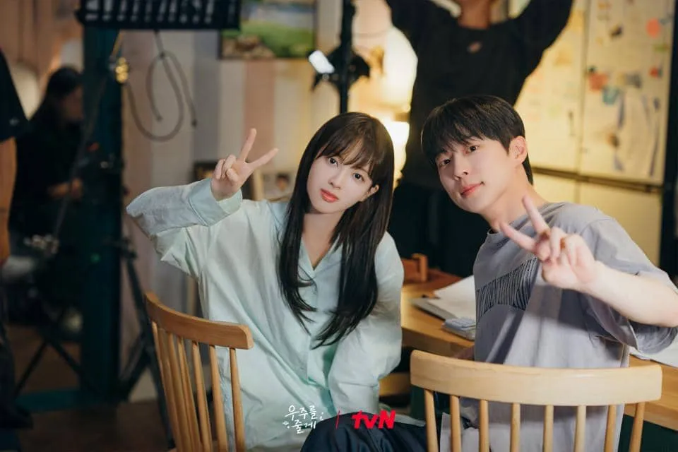 Perbedaan Pola Parenting Tae Hyung dan Hyun Jin dalam Our Universe