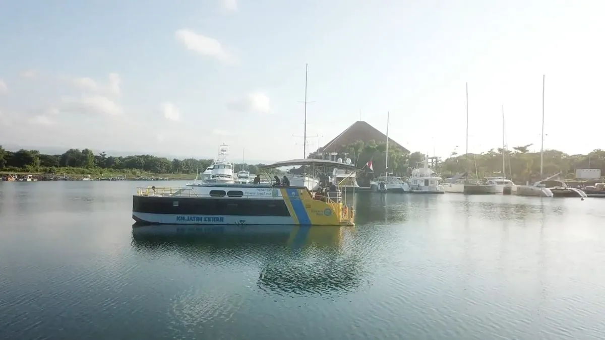Menikmati Keindahan Pantai Banyuwangi dengan Kapal Listrik