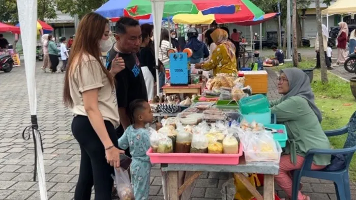 Pasar Takjil Ramai Diminati Warga Trenggalek Saat Ramadan