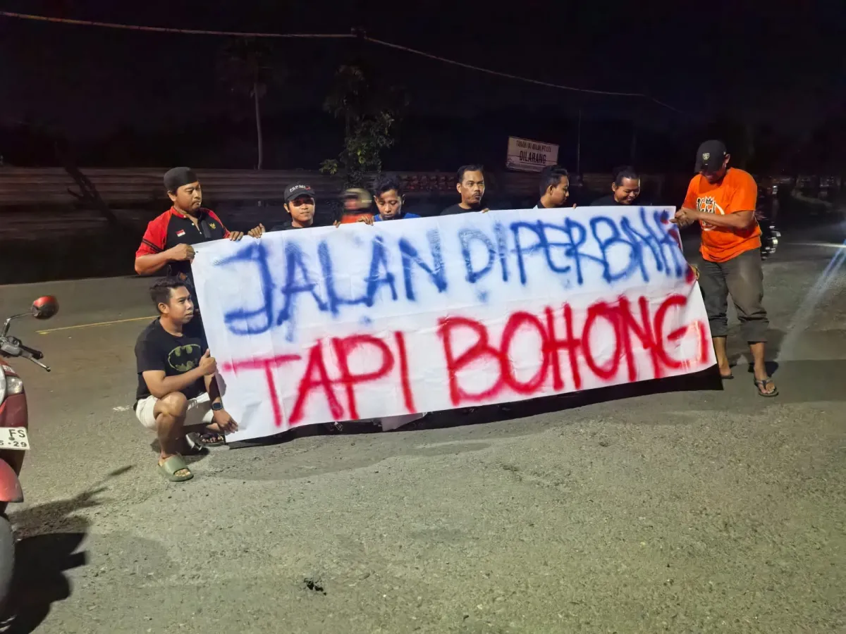 Warga Manyar Protes Kerusakan Jalan Nasional dengan Spanduk Peringatan