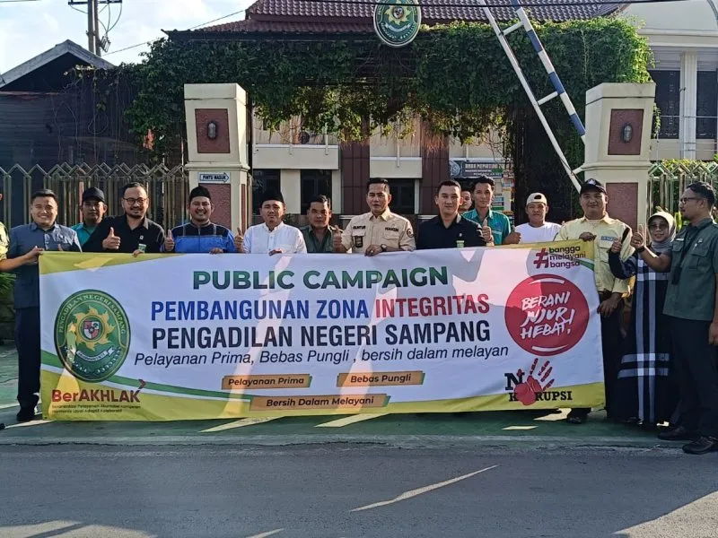 PN Sampang Gelar Pembagian Takjil dan Kampanye Integritas di Bulan Ramadan