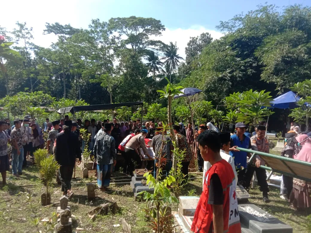 Polisi Bantu Proses Pemakaman Jenazah TKI Asal Buluspesantren
