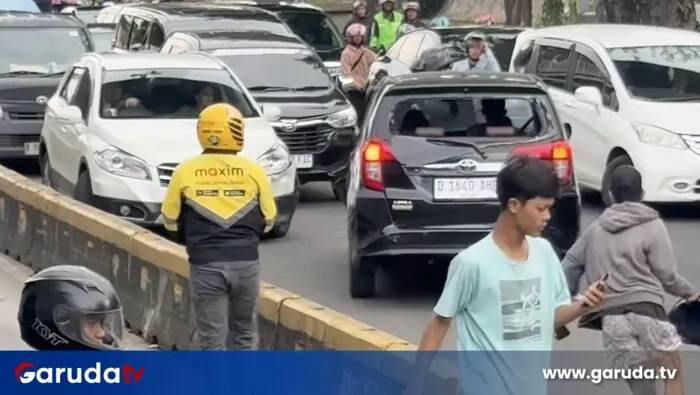 Sopir Mobil Calya Tabrak Kendaraan Saat Melawan Arah, Penumpang Santai Main HP