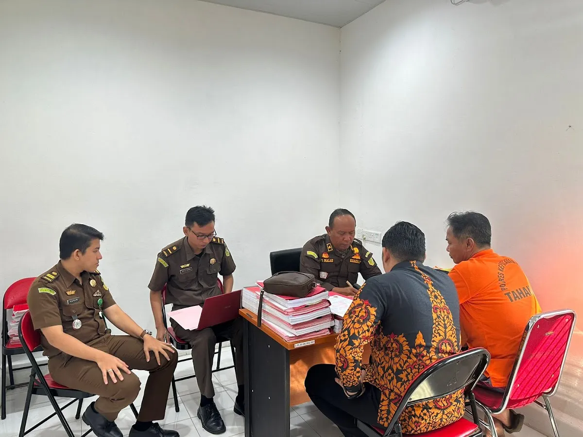 Penyerahan Berkas Perkara P-21 Kasus Pemalsuan Surat di Tarempa