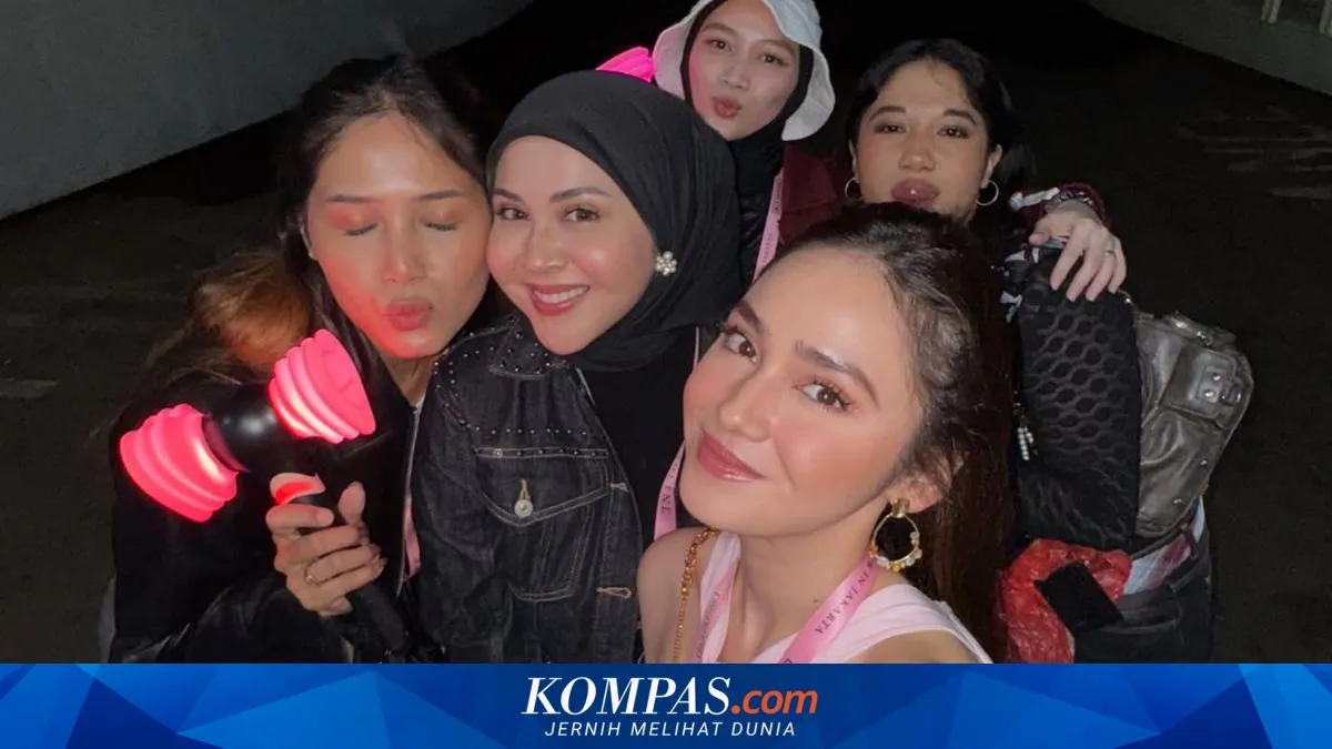 Selebriti Tampil Stylish di Konser BLACKPINK Jakarta