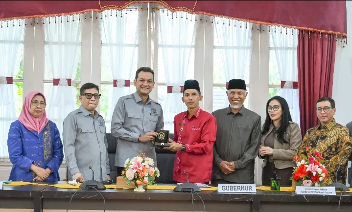 Panampuang Terima Plakat Istimewa dari Kunker Baleg DPR RI
