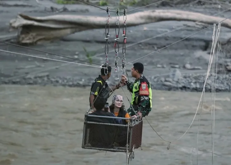 Luna Maya Berbagi Kebersamaan Saat Sahur di Aceh Tengah Pasca Banjir