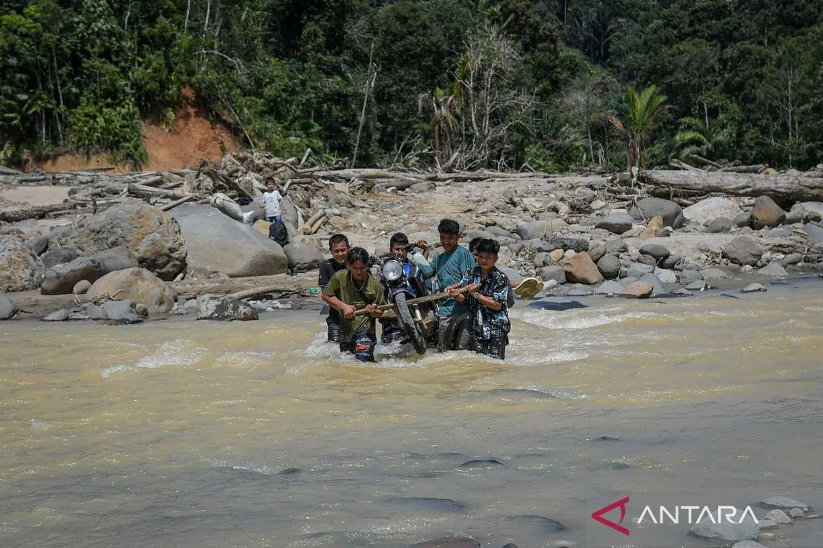 Warga Desa Sibio-Bio Terpaksa Menyeberangi Sungai Akibat Jembatan Rusak