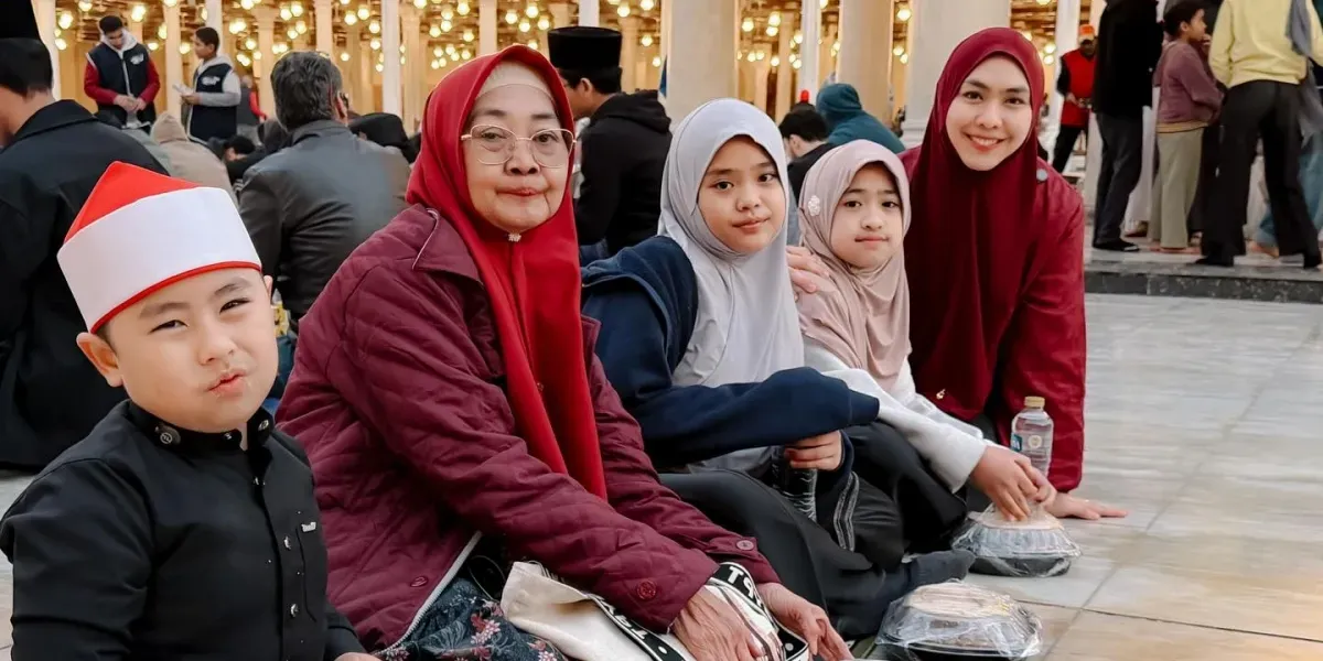 Oki Setiana Dewi Rayakan Ramadan di Masjid Tertua Mesir