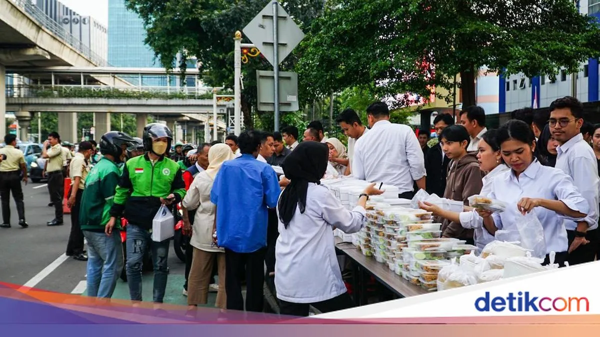 Kementerian HAM Bagikan 1.500 Paket Takjil di Jakarta