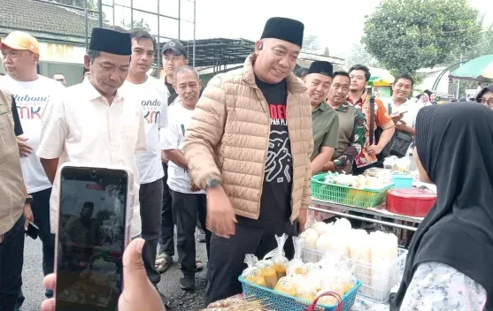 Bupati Situbondo Berikan Tenda untuk Pedagang di Bazar Ramadhan