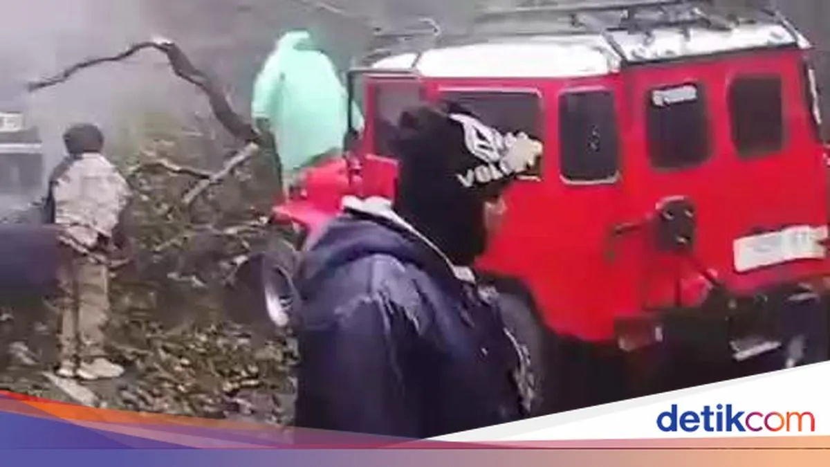 Longsor di Bromo Timbulkan Gangguan Akses Wisata dan Tertimbunnya 7 Motor