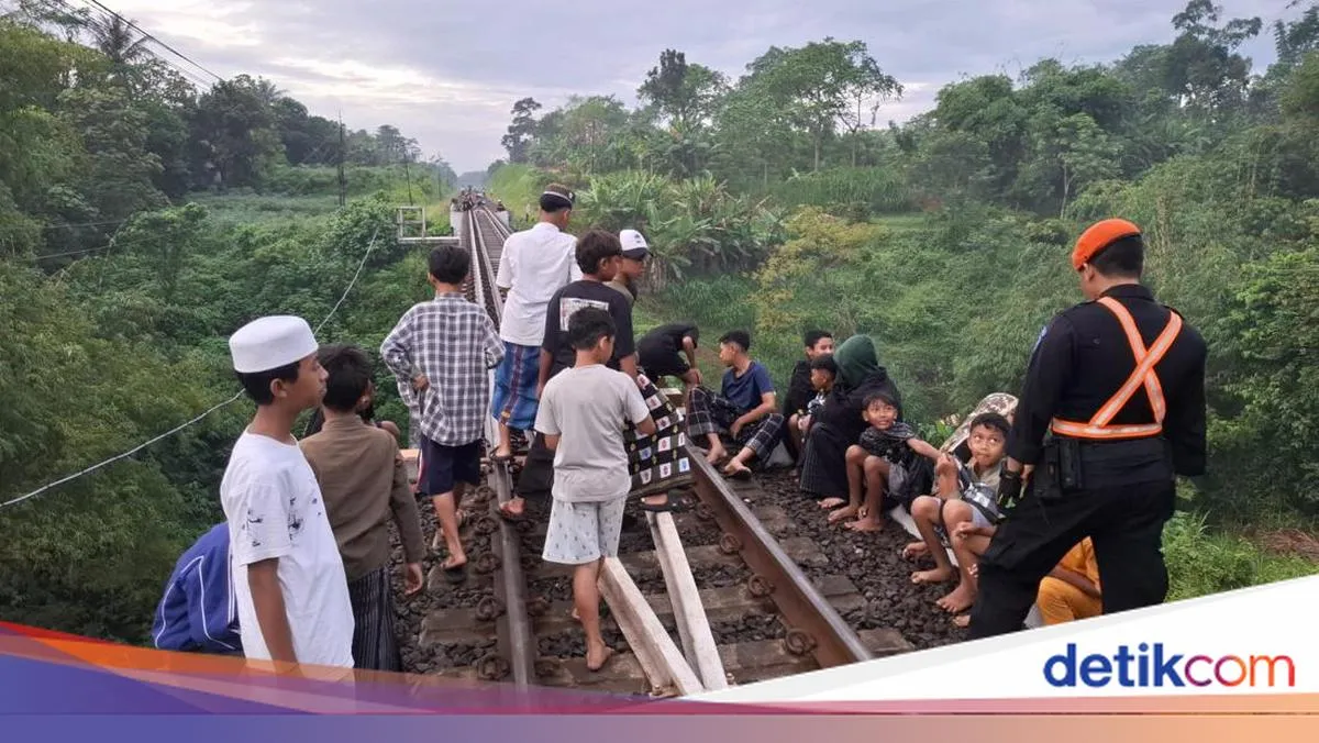 KAI Daop 8 Ingatkan Bahaya Ngabuburit di Rel, Ancaman Pidana dan Denda Menanti