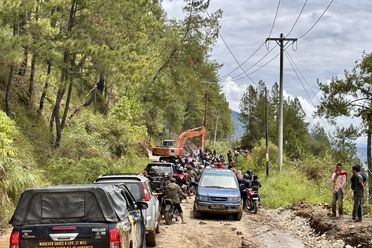 Pembersihan Jalan Poros di Aceh Tengah Setelah Tertimbun Longsor