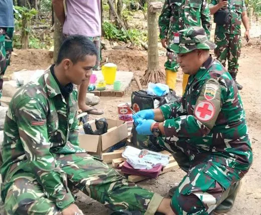 Prajurit TMMD 127 Terluka Terpijak Paku, Segera Dapat Penanganan Medis