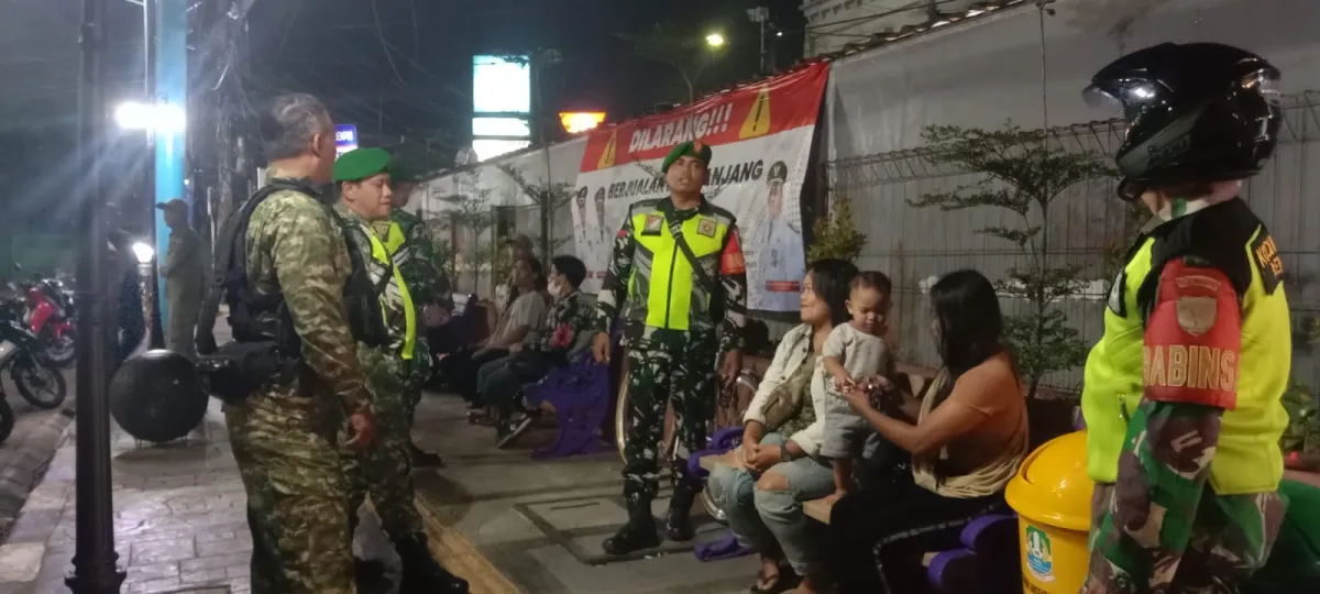 Babinsa Pondok Gede Tingkatkan Keamanan Melalui Patroli Gabungan